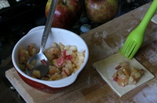 Пирожки из слоеного теста с яблоками