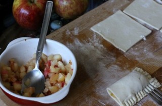 Пирожки из слоеного теста с яблоками