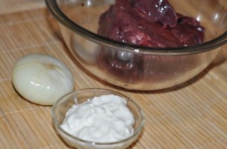 Куриная печень со сметаной