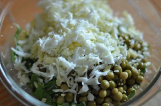 Салат с горошком, яйцом и огурцом