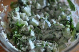 Салат с горошком, яйцом и огурцом