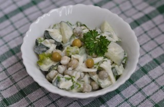 Салат с горошком, яйцом и огурцом