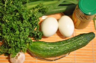 Салат с с зеленым луком, огурцом и яйцами