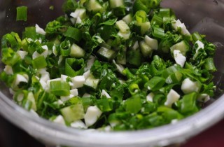 Салат с с зеленым луком, огурцом и яйцами