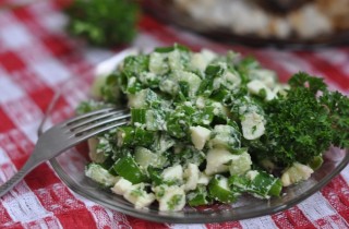 Салат с с зеленым луком, огурцом и яйцами