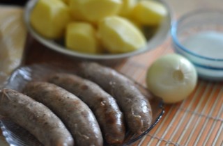 Драники с домашними колбасками в горшочках