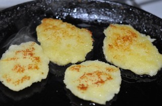 Драники с домашними колбасками в горшочках