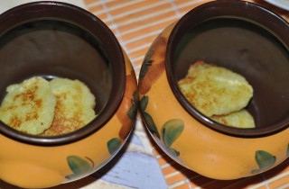 Драники с домашними колбасками в горшочках