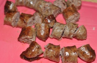 Драники с домашними колбасками в горшочках