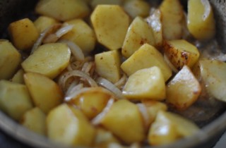 Драники с домашними колбасками в горшочках