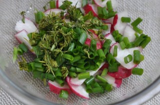 Картофельный салат с редисом и яйцами