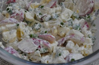 Картофельный салат с редисом и яйцами