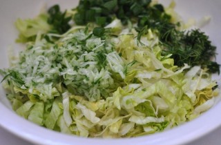 Листовой салат с огурцами