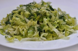 Листовой салат с огурцами