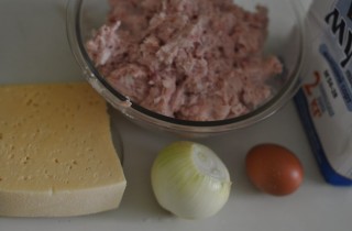 Мясные зразы с сыром на шпажках