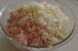 Мясные зразы с сыром на шпажках