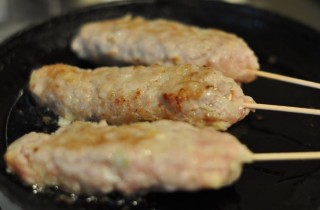 Мясные зразы с сыром на шпажках