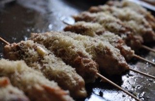 Мясные зразы с сыром на шпажках