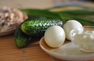 Салат из курицы и огурцов