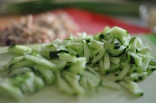 Салат из курицы и огурцов