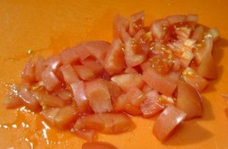 Салат с помидорами и консервированной фасолью