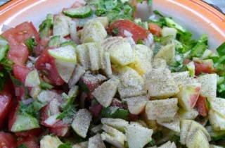 Салат с помидорами и яблоками