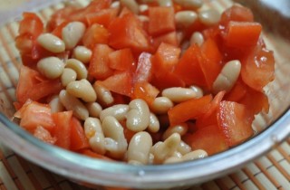 Салат из консервированной фасоли с помидорами