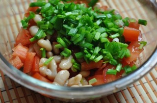 Салат из консервированной фасоли с помидорами