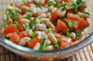 Салат из консервированной фасоли с помидорами