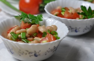 Салат из консервированной фасоли с помидорами