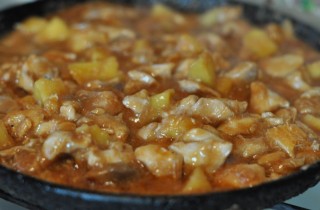 Курица с ананасами в кисло-сладком соусе