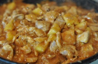 Курица с ананасами в кисло-сладком соусе