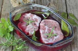 Чтобы жесткое мясо стало мягким, его нужно замочить в рассоле, лучше - в капустном.