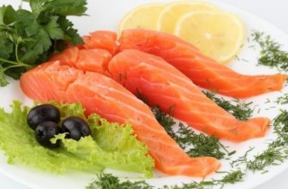 Чтобы рыба собственного посола не разваливалась при нарезке, ее нужно смазать, когда засаливаете, оливковым маслом. 