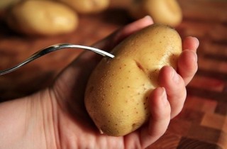 Чтобы картофель в мундире не рассыпался - проколите кожицу в нескольких местах.