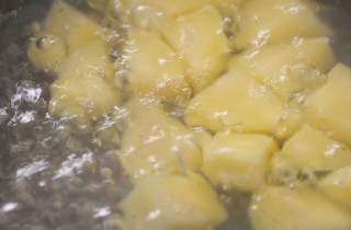 Чтобы картофель побыстрее сварился, в кипящую воду следует положить столовую ложку маргарина.