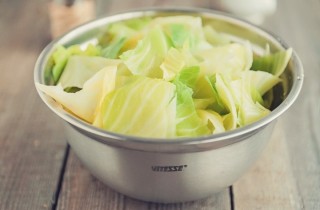 Чтобы избавиться от запаха капусты  во время варки - кастрюлю нужно накрыть тряпкой, смоченной уксусом, а сверху накрыть крышкой.