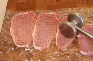 Отбивные лучше отбивать на влажной доске, чтобы она в себя не впитывала мясной сок.