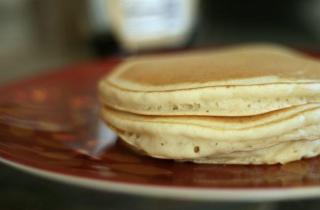 Оладьи будут пышными, если в тесто нужно добавить немного соды.
