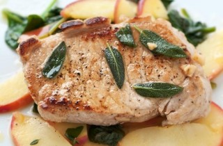 Мясо нужно натереть маслом, чтобы оно впиталось и стало маслянистым. А сковороду нужно просто протереть маслом. 