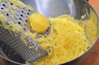Чтобы натертый картофель не потемнел - сразу же размешайте его с небольшим количеством молока.