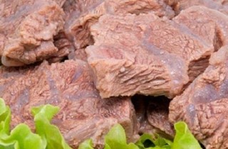 Вареное мясо будет более вкусным и сочным, если его опускать не в холодную воду, а в кипяток и при этом варить крупным куском, а не кусочками.