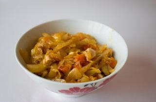 Тушеная капуста с курицей - фото шага 12