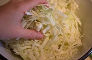 Тушеная капуста с курицей - фото шага 5