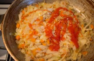 Тушеная капуста с курицей - фото шага 9
