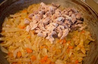 Тушеная капуста с курицей - фото шага 10