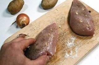 Куриная грудка в сливках под сыром - фото шага 1