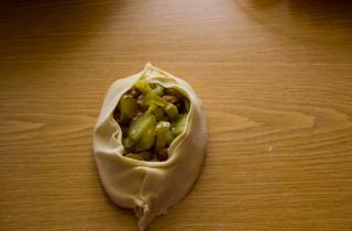 Лодочки из слоеного теста с картофелем и мясом - фото шага 12
