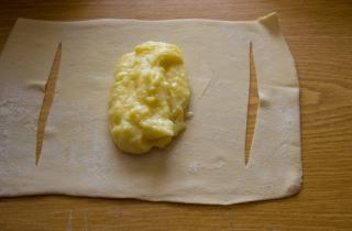 Лодочки из слоеного теста с картофелем и мясом - фото шага 9
