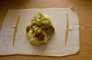 Лодочки из слоеного теста с картофелем и мясом - фото шага 10